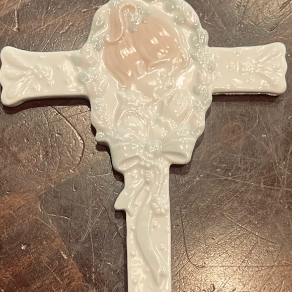 Glass Cross of a Young Girl Praying - Picture 4 of 4